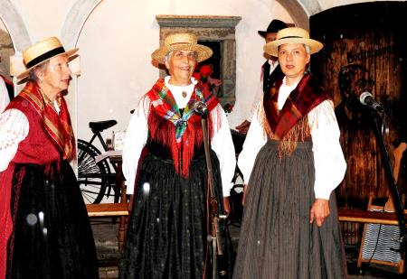 slika_Kot prve so navdušile pevke Terceta Ljudskih pevk FS Groblje iz Domžal